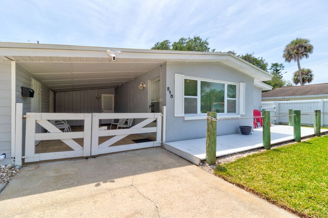 210 Lynnhurst Dr in Ormond Beach, FL - Building Photo