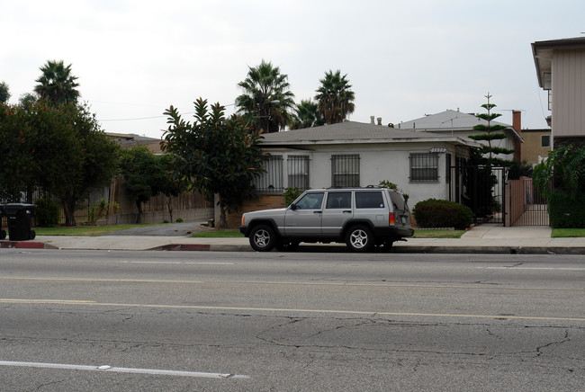 1323 Centinela Ave in Inglewood, CA - Building Photo - Building Photo