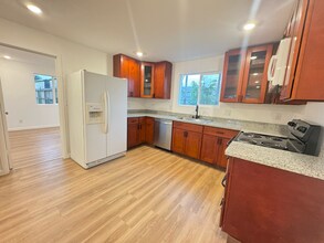 1880 Phillips Ln in Antioch, CA - Foto de edificio - Building Photo