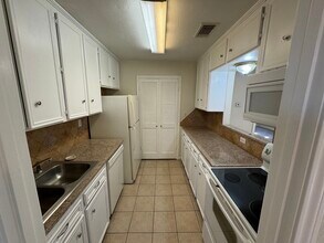 8915 Emnora Ln, Unit C in Houston, TX - Building Photo - Building Photo