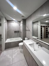 55 NW 30th St, Unit B5 in Miami, FL - Foto de edificio - Building Photo