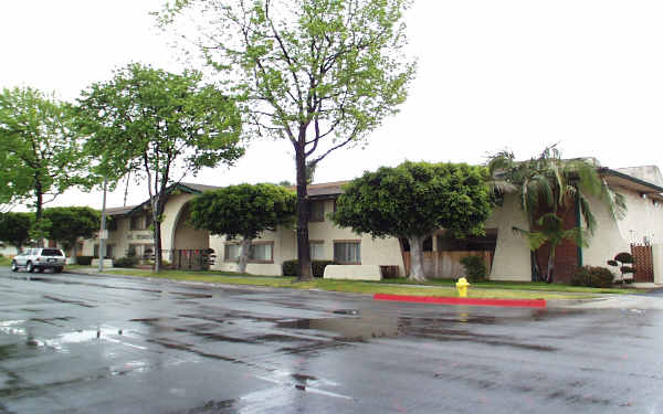 El Mirador 2 Apartments in Anaheim, CA - Foto de edificio - Building Photo