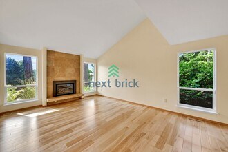 8126 NE 120th St in Kirkland, WA - Building Photo - Building Photo