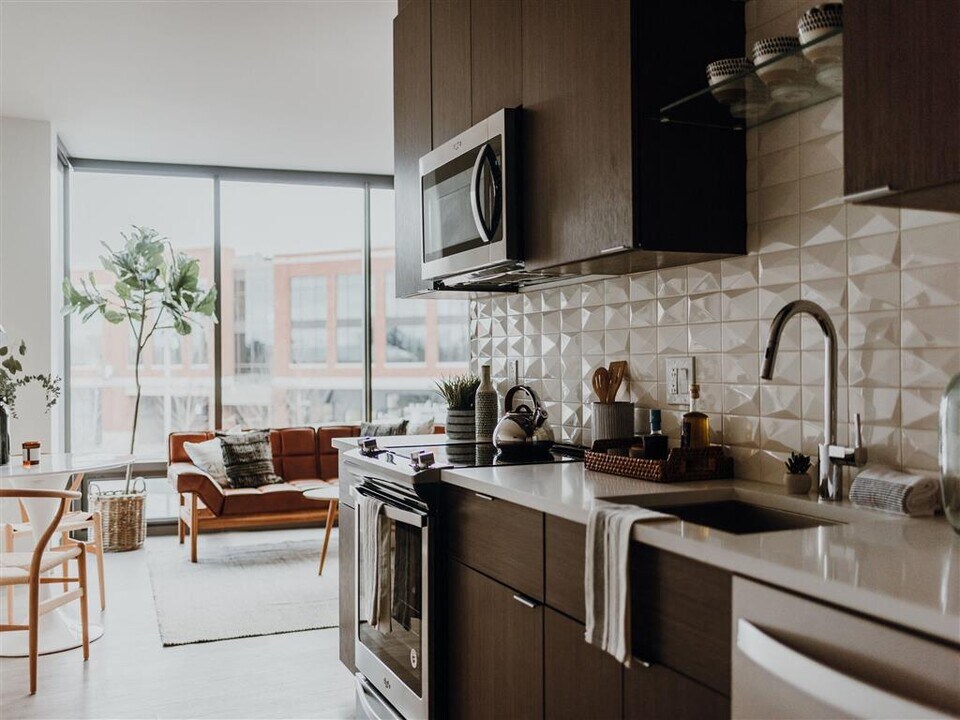 Upstairs at Van Aken in Shaker Heights, OH - Foto de edificio