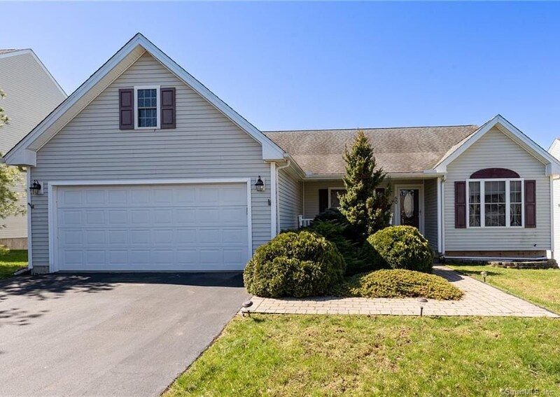 50 Hidden Pines Cir in Meriden, CT - Foto de edificio