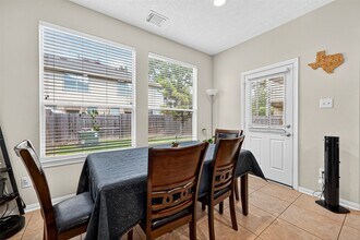 34 S Burberry Park Cir in Spring, TX - Foto de edificio - Building Photo