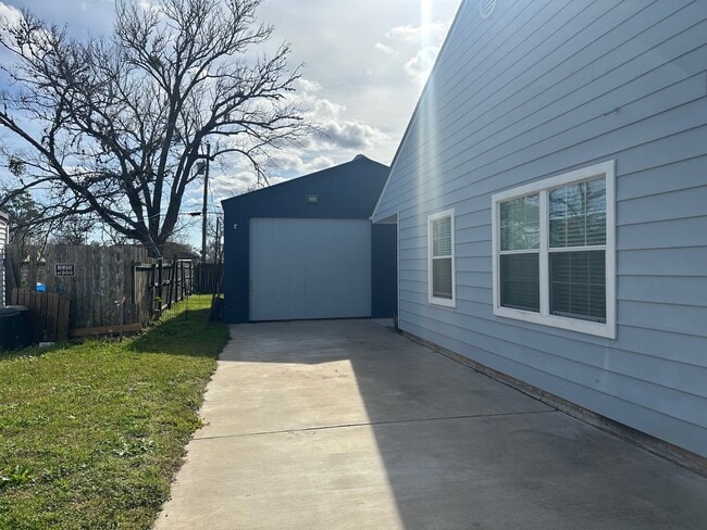 430 Center Way in Lake Jackson, TX - Building Photo - Building Photo