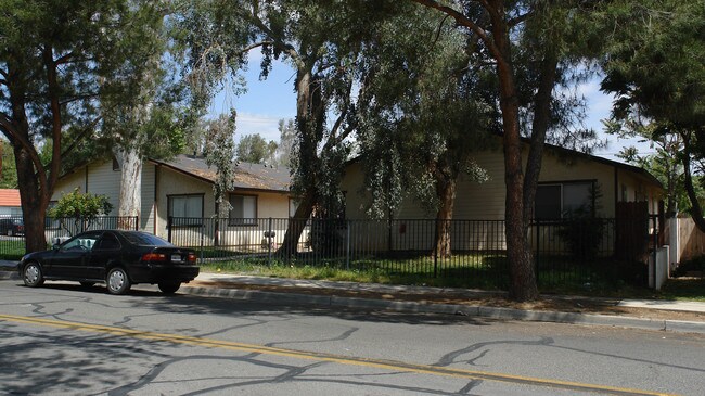 409-411 W Pottery St in Lake Elsinore, CA - Foto de edificio - Building Photo
