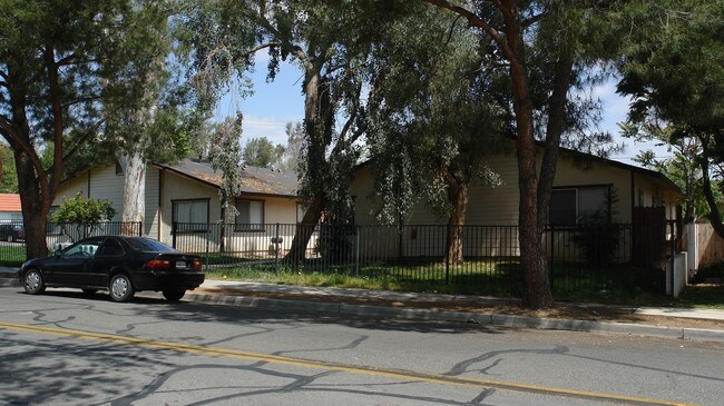 409-411 W Pottery St in Lake Elsinore, CA - Building Photo - Building Photo