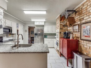 7905 Skylake Dr in Fort Worth, TX - Foto de edificio - Building Photo