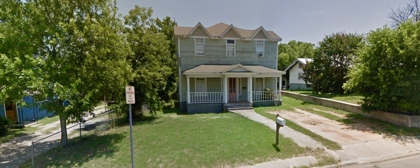 2208 Coggin Ave in Brownwood, TX - Foto de edificio