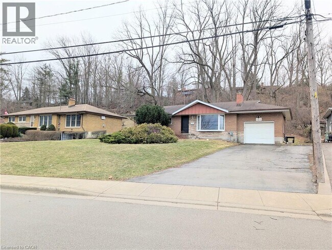 132 Pine Dr in Hamilton, ON - Building Photo - Building Photo