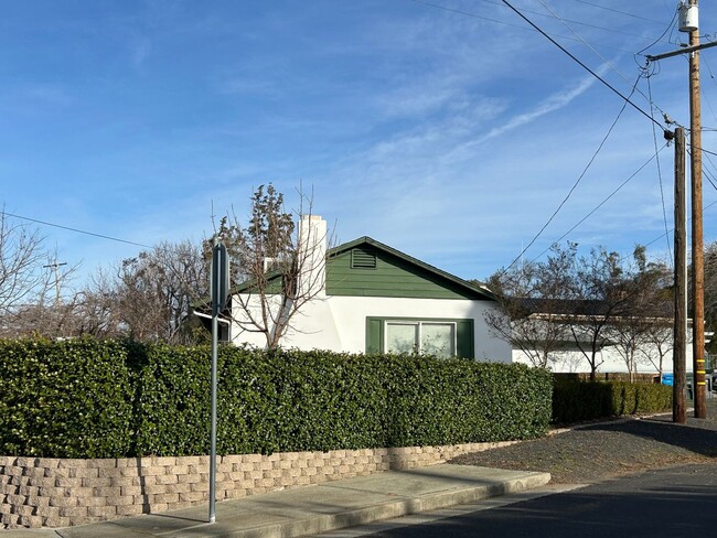 1295 Floral Ave in Oroville, CA - Building Photo - Building Photo