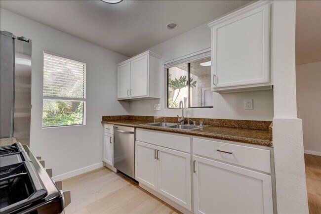 10170 Camino Ruiz in San Diego, CA - Foto de edificio - Building Photo