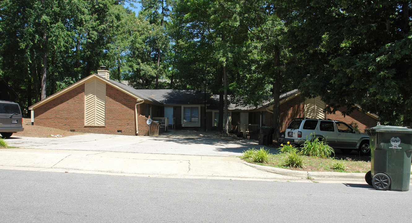 4948 Pebble Beach Dr in Raleigh, NC - Foto de edificio