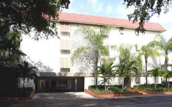 Villa Santander in Coral Gables, FL - Foto de edificio - Building Photo