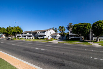 Brookhurst Village in Anaheim, CA - Foto de edificio - Building Photo