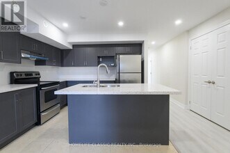 2915 Bur Oak Ave in Markham, ON - Building Photo - Building Photo