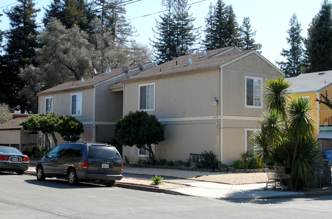 304 Hazel St in Santa Rosa, CA - Building Photo
