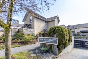 237 16th St W in North Vancouver, BC - Building Photo