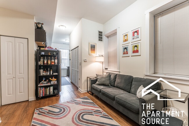 2146 W Chicago Ave, Unit 1R in Chicago, IL - Building Photo - Building Photo