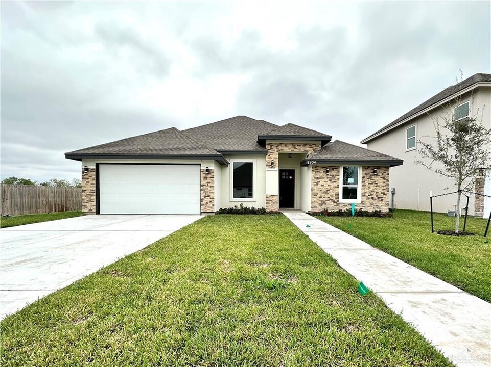 8904 N 27th Ln in McAllen, TX - Foto de edificio