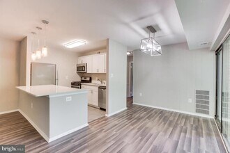5200 Crossfield Ct in North Bethesda, MD - Building Photo - Building Photo