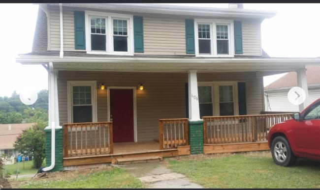 property at 606 Riverland Rd SE