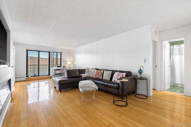 1085 Warburton Ave in Yonkers, NY - Building Photo - Building Photo