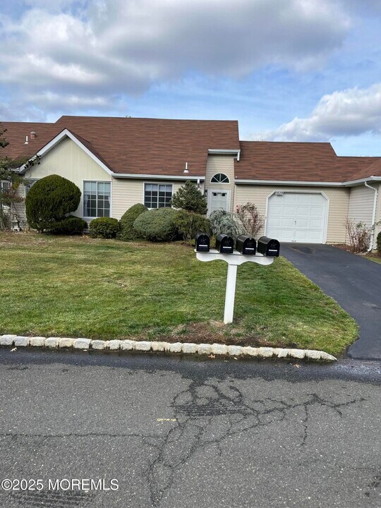 572B Nutley Dr in Monroe Township, NJ - Building Photo
