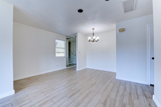 2137 Casa Rio Cir in Dickinson, TX - Foto de edificio - Building Photo