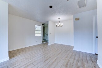 2137 Casa Rio Cir in Dickinson, TX - Building Photo - Building Photo