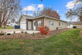 1001 W 4th St in Pella, IA - Foto de edificio - Building Photo