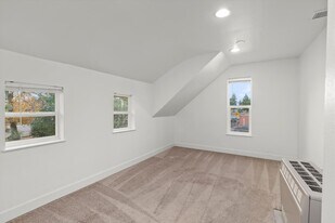 10818 Lakeview Ave SW in Lakewood, WA - Building Photo