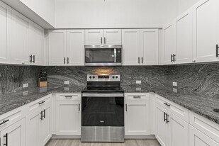 250 Crestwood Cir in Royal Palm Beach, FL - Building Photo