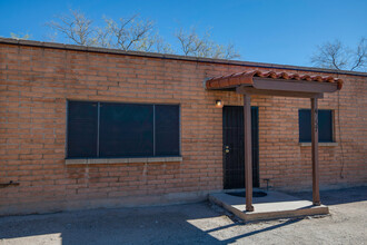 4535 E Bellevue St in Tucson, AZ - Foto de edificio - Building Photo