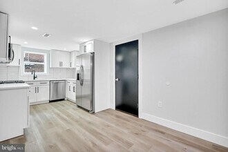 6903 Dunmanway, Unit E in Dundalk, MD - Foto de edificio - Building Photo