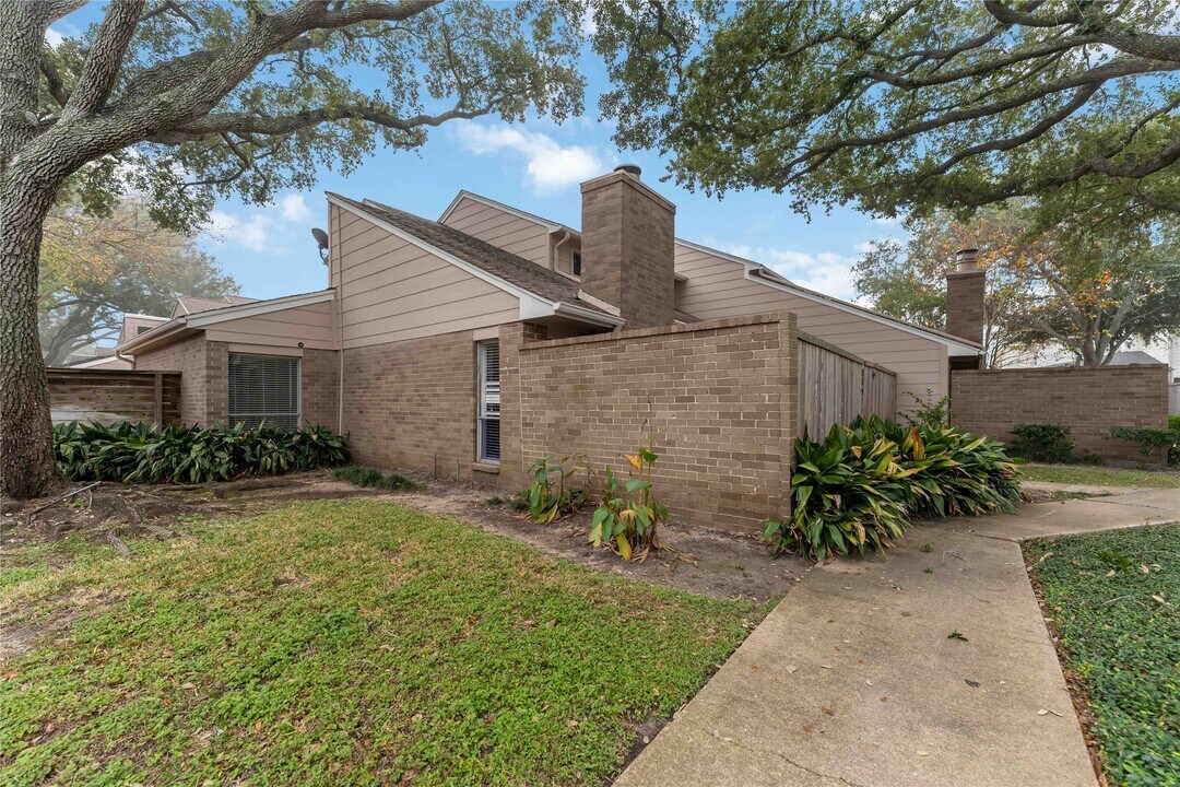 13911 Hollowgreen Dr in Houston, TX - Building Photo