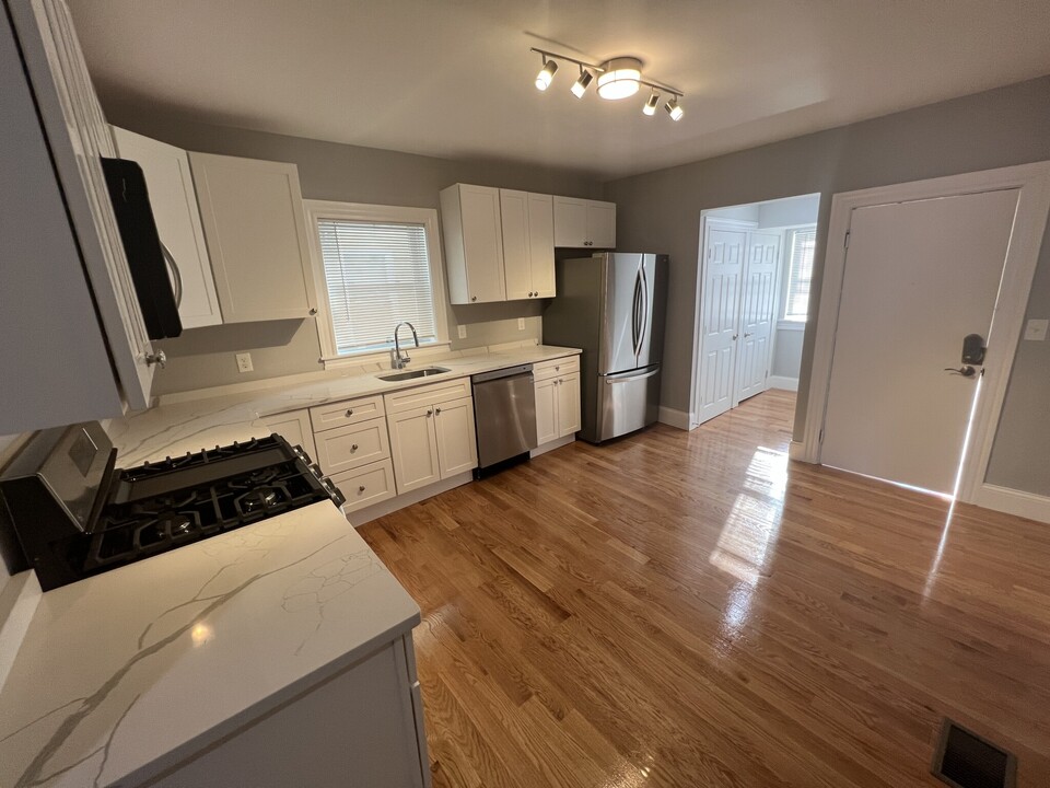 366 Highland Ave, Unit 1 in Somerville, MA - Building Photo
