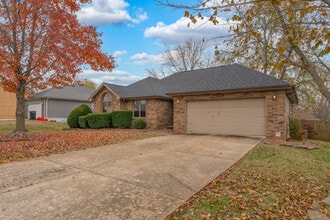 3668 W El Castile St in Springfield, MO - Foto de edificio - Building Photo