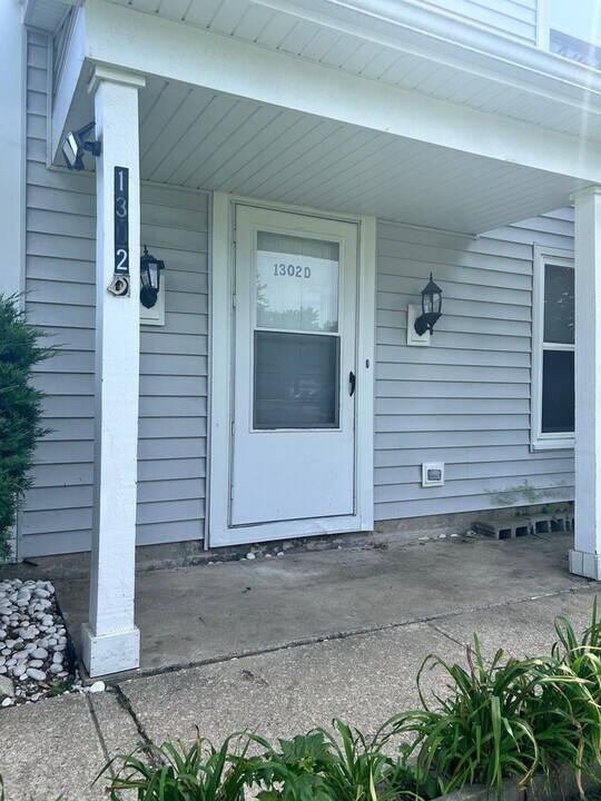 1302 S Glen Cir in Aurora, IL - Building Photo