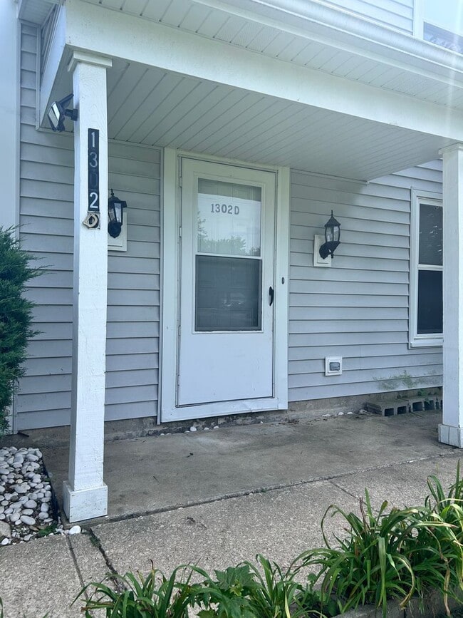 property at 1302 S Glen Cir