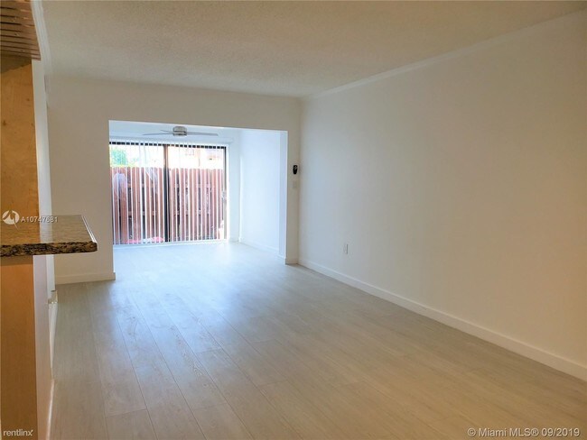 660 W Park Dr in Miami, FL - Building Photo - Building Photo