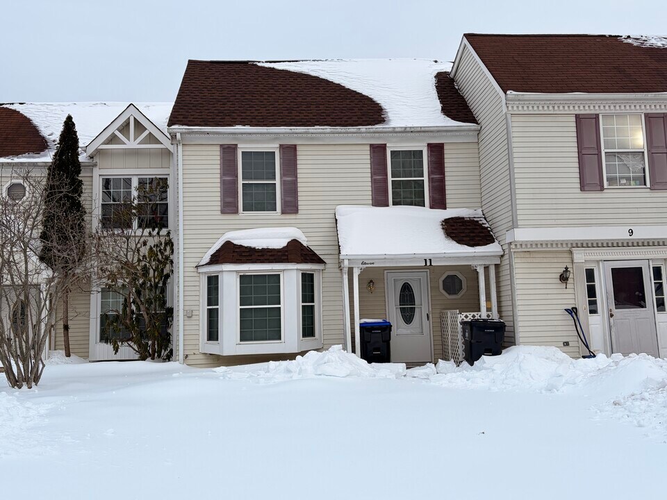 11 Van Pelt Ct in East Brunswick, NJ - Building Photo