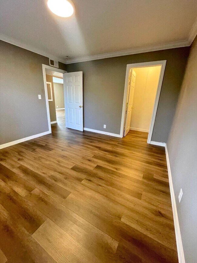 2421 Country Club Blvd in Stockton, CA - Building Photo - Building Photo