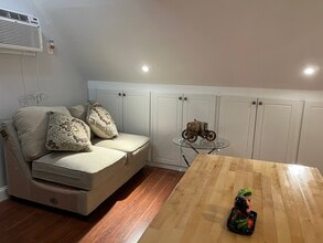 8 Bunting Ln, Unit Yolanda Giraldo in Levittown, NY - Foto de edificio - Building Photo