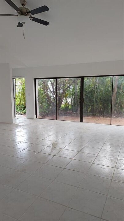 8273 NW 36th St in Sunrise, FL - Building Photo