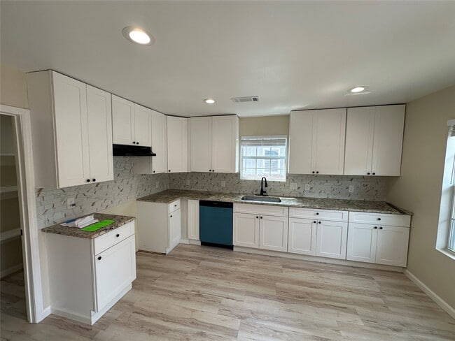 5910 E Houston Rd in Houston, TX - Building Photo - Building Photo