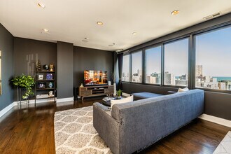 2754 N Hampden Ct in Chicago, IL - Foto de edificio - Building Photo