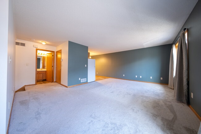 1555 County Rd D E in Maplewood, MN - Building Photo - Building Photo